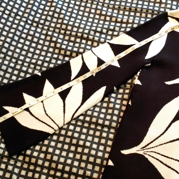 Beautiful black with white sweater - Picture 3 of 10